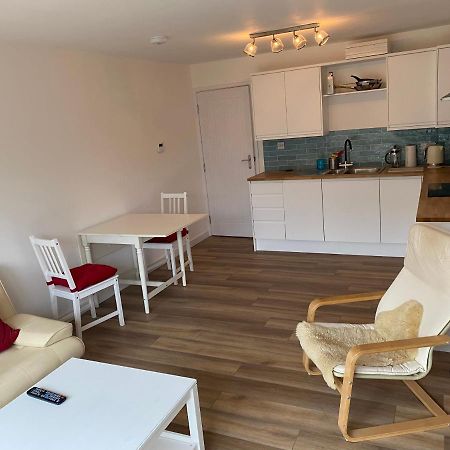 Adorable One-Bedroom Flat With Patio Garden. Southwick  外观 照片