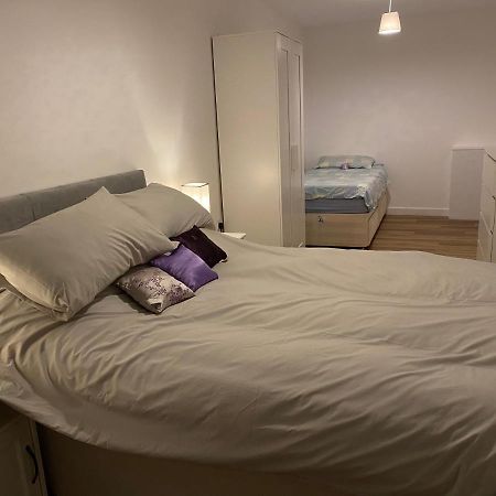 Adorable One-Bedroom Flat With Patio Garden. Southwick  外观 照片