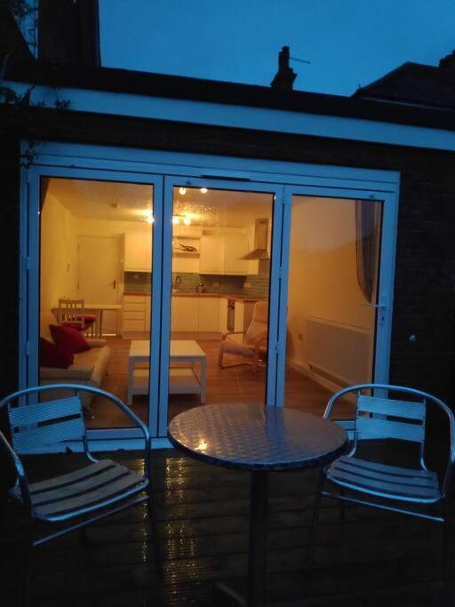 Adorable One-Bedroom Flat With Patio Garden. Southwick  外观 照片