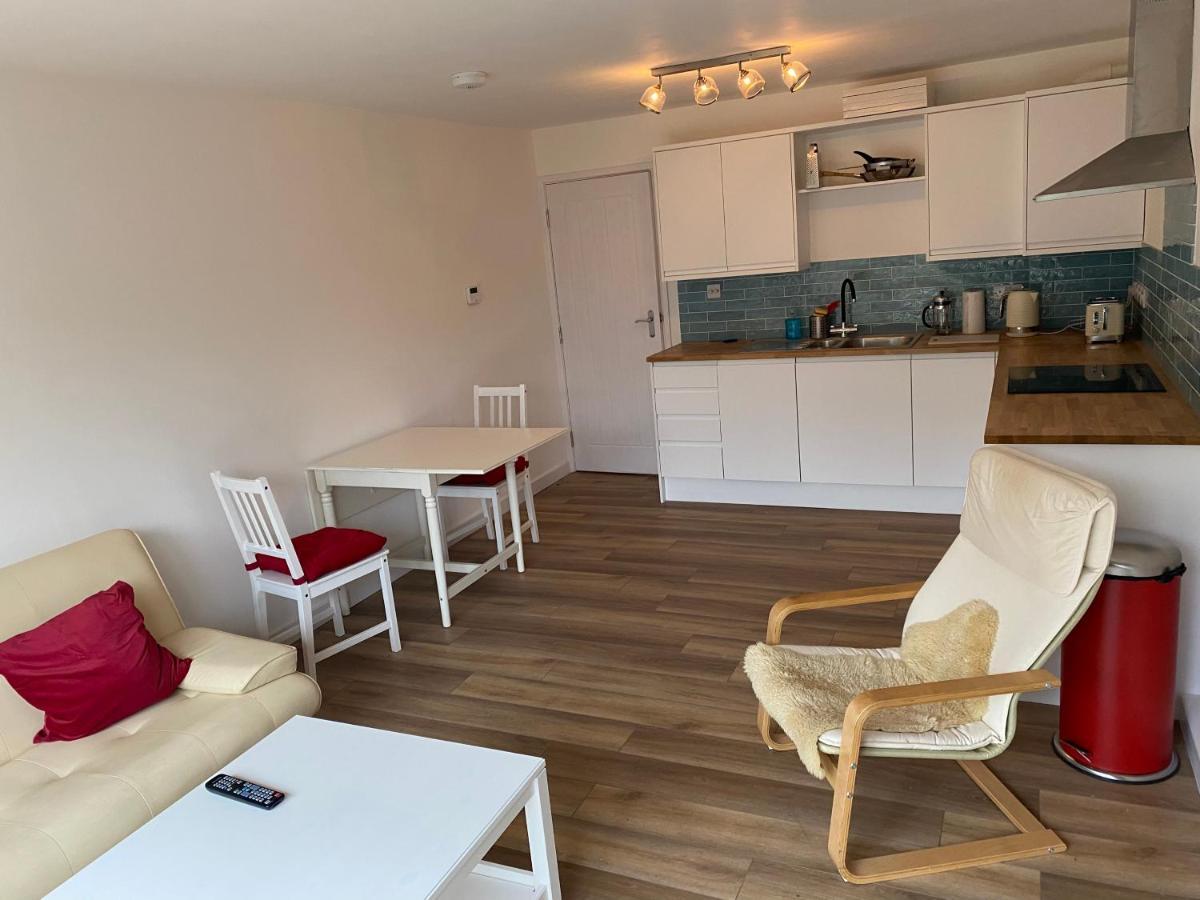 Adorable One-Bedroom Flat With Patio Garden. Southwick  外观 照片