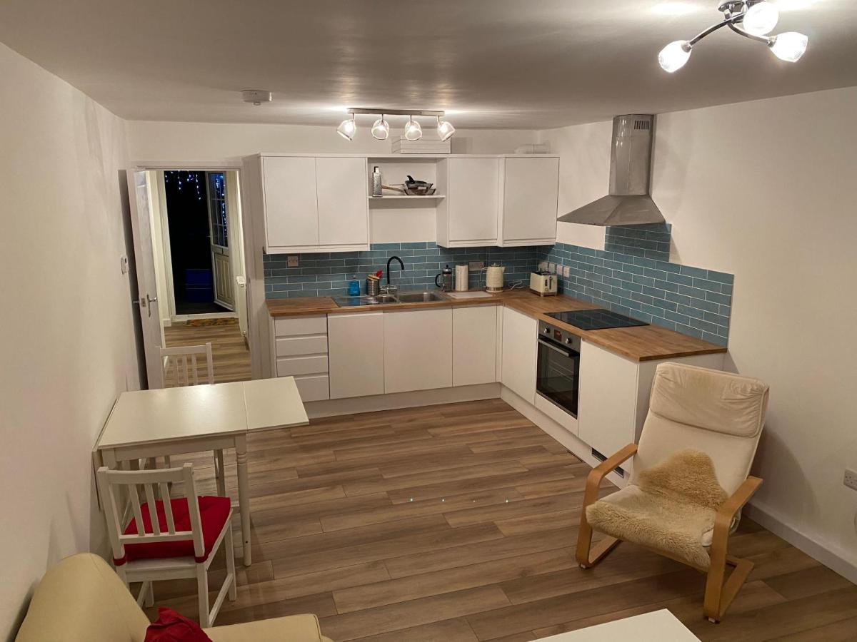 Adorable One-Bedroom Flat With Patio Garden. Southwick  外观 照片
