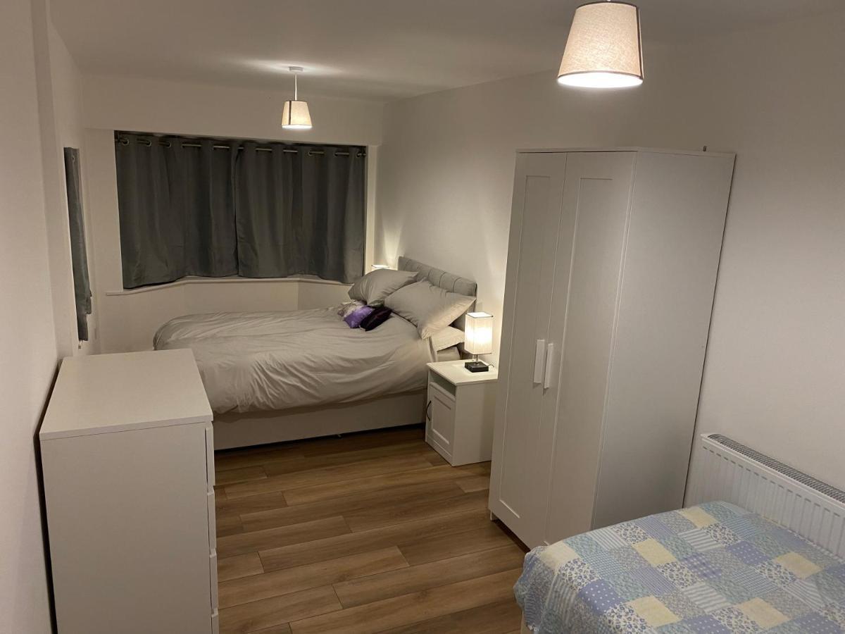 Adorable One-Bedroom Flat With Patio Garden. Southwick  外观 照片