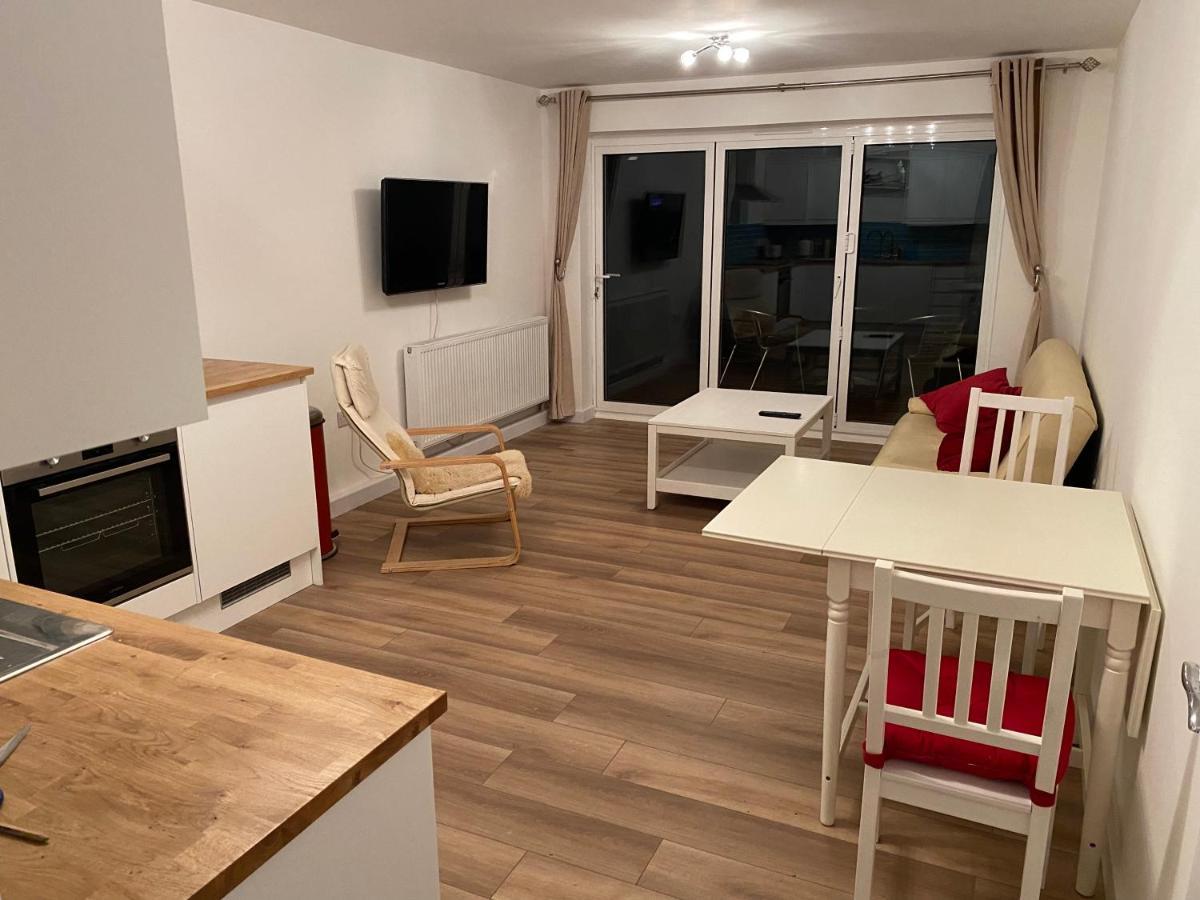 Adorable One-Bedroom Flat With Patio Garden. Southwick  外观 照片
