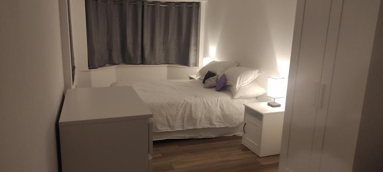 Adorable One-Bedroom Flat With Patio Garden. Southwick  外观 照片