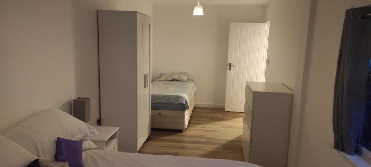 Adorable One-Bedroom Flat With Patio Garden. Southwick  外观 照片