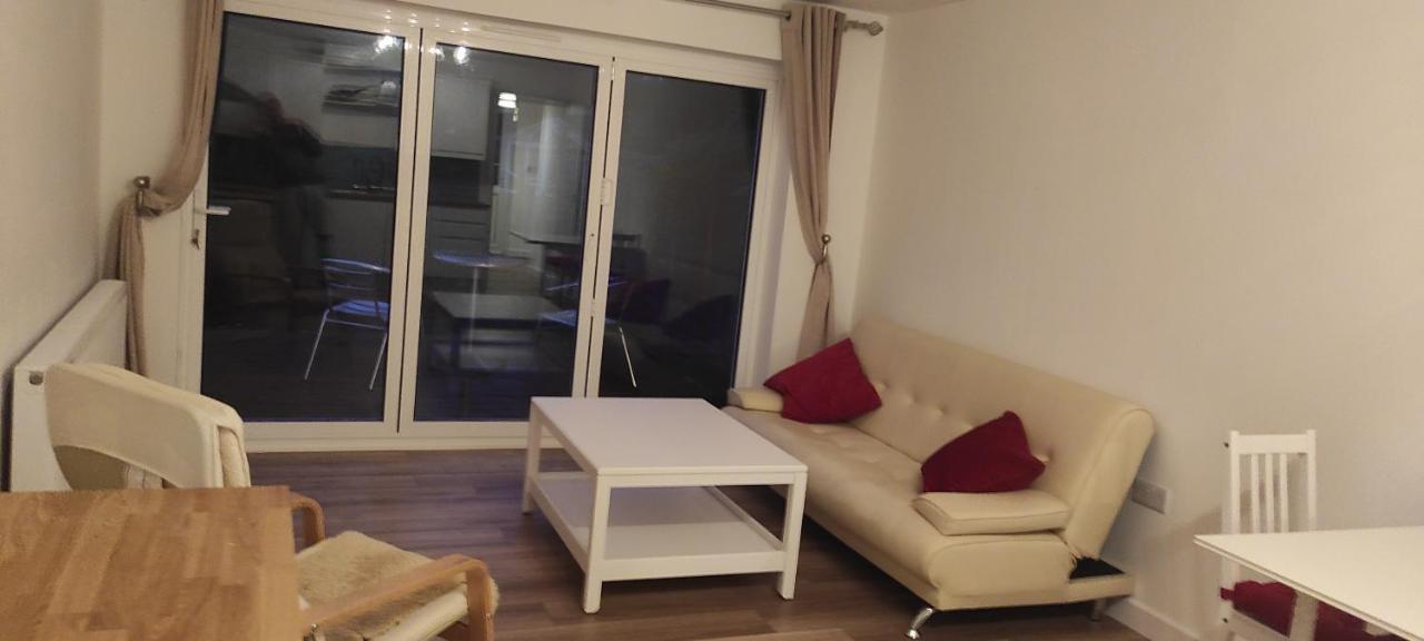 Adorable One-Bedroom Flat With Patio Garden. Southwick  外观 照片