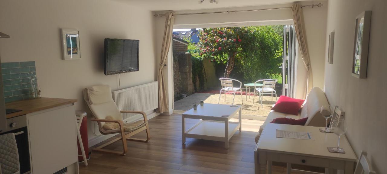 Adorable One-Bedroom Flat With Patio Garden. Southwick  外观 照片