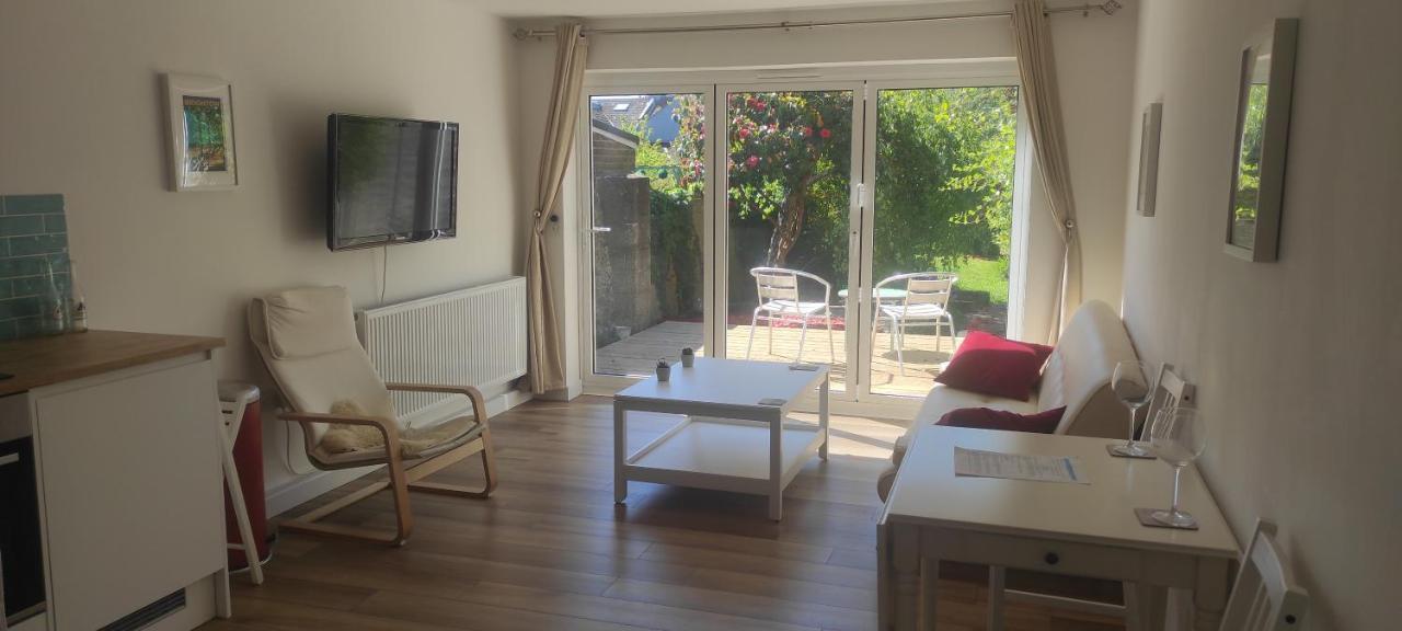 Adorable One-Bedroom Flat With Patio Garden. Southwick  外观 照片