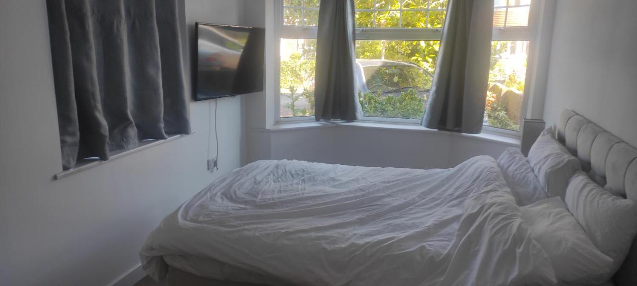 Adorable One-Bedroom Flat With Patio Garden. Southwick  外观 照片