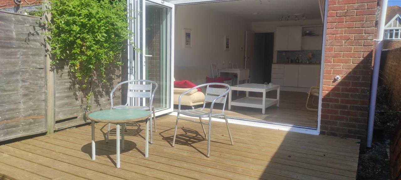 Adorable One-Bedroom Flat With Patio Garden. Southwick  外观 照片